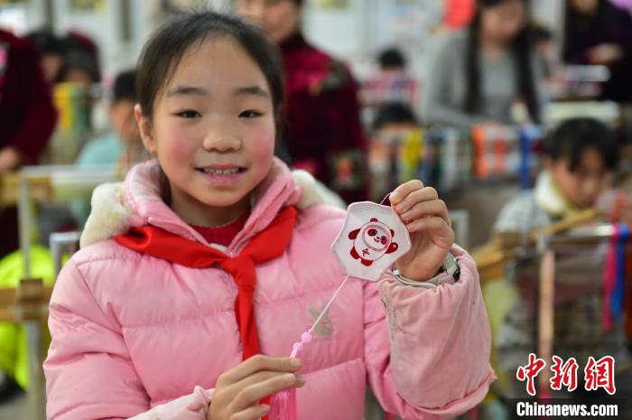 圖為一名小學(xué)生繡制的2022年北京冬奧會吉祥物“冰墩墩”形象。　喻云亮 攝