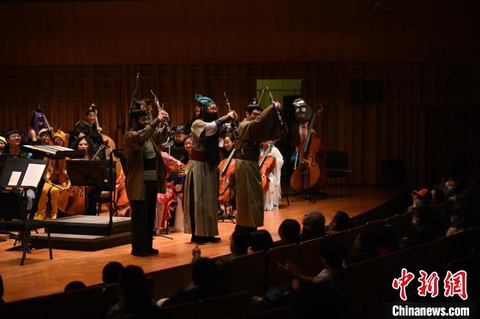 圖為“劉備、關(guān)羽、張飛”亮相音樂會(huì)。　西安交響樂團(tuán)供圖