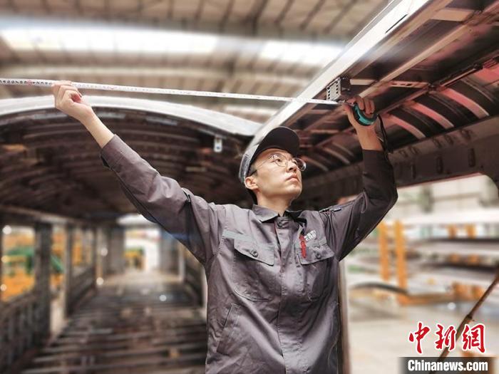 王漢卿在安裝車頂二次骨架吊?！∈茉L者供圖