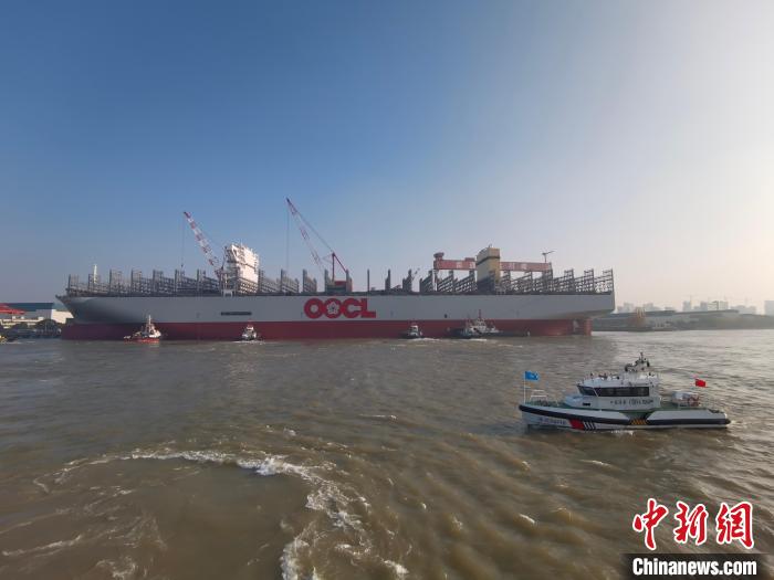 海巡艇在現(xiàn)場(chǎng)引導(dǎo)水上交通?！∧贤êＪ戮止﹫D