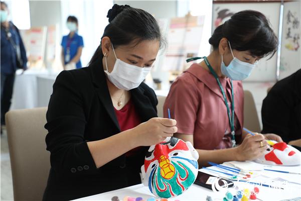 展覽會現場，泰國民眾體驗畫臉譜。人民網記者 趙益普攝