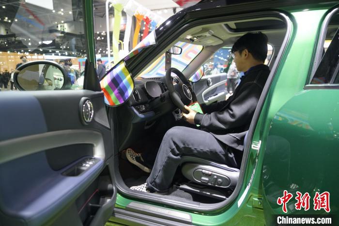 圖為觀眾在展會試駕車輛?！⑿?攝