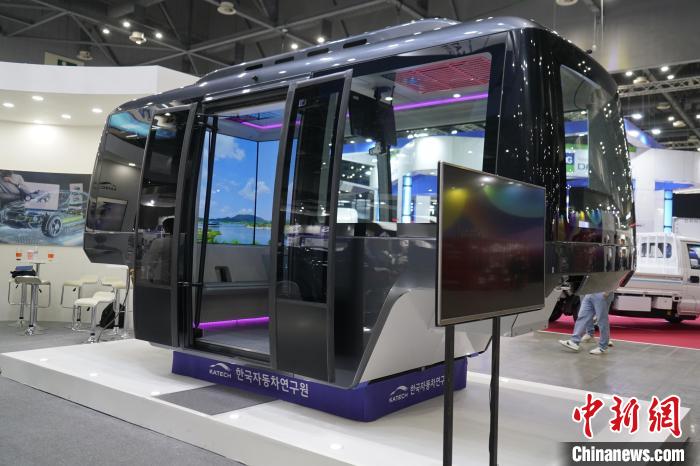 圖為展會上展示的無人駕駛移動出行工具?！⑿?攝