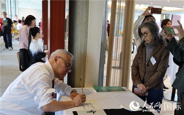 “聯合國中文日”慶祝活動上進行了書法等中國文化展示。人民網記者 尚凱元攝