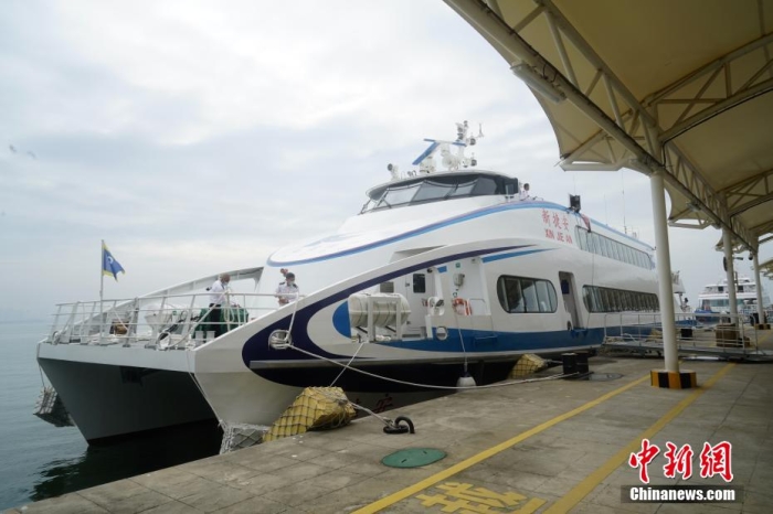 5月3日，“新捷安”輪載著157名乘客從廈門啟航前往金門，這是“新捷安”輪入列廈金航線后的首個航班。廈門海事局執法人員對船舶進行了全面的開航前檢查，確保首航安全?！靶陆莅病陛喛傞L43米、船寬10.5米、型深3.61米，載客量350人，是現有廈金客運航線參營客船中載客定額最大的雙體穿浪高速客船，用以替換原有的“捷安”輪。福建海事 供圖
