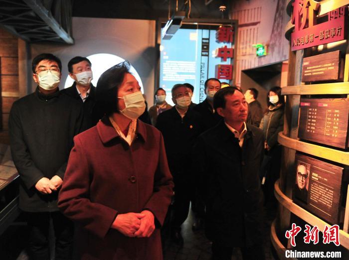 臺盟中央主席蘇輝近日率調(diào)研組赴吉林開展重點考察調(diào)研。圖為在長影舊址博物館考察吉林特色文化產(chǎn)業(yè)發(fā)展。　高龍安 攝