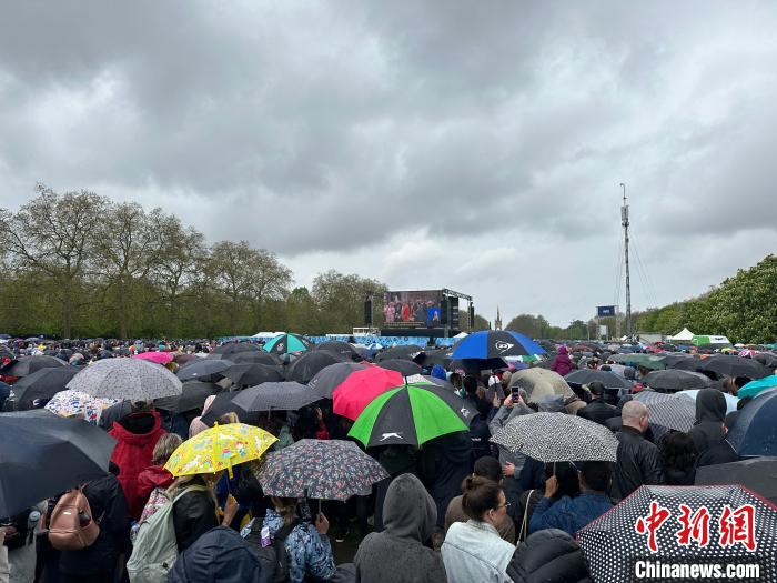 當(dāng)?shù)貢r(shí)間5月6日，英國(guó)國(guó)王查爾斯三世的加冕儀式舉行。民眾雨中觀看儀式。　歐陽(yáng)開(kāi)宇 攝
