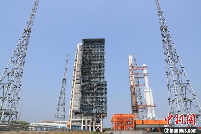 北京時間5月7日，天舟六號貨運飛船與長征七號遙七運載火箭組合體垂直轉運至發射區?！∏窳④?黃國暢 攝