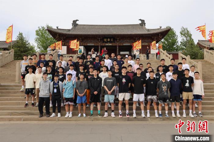 比賽結束后，兩岸學生參訪高平炎帝陵。　主辦方供圖