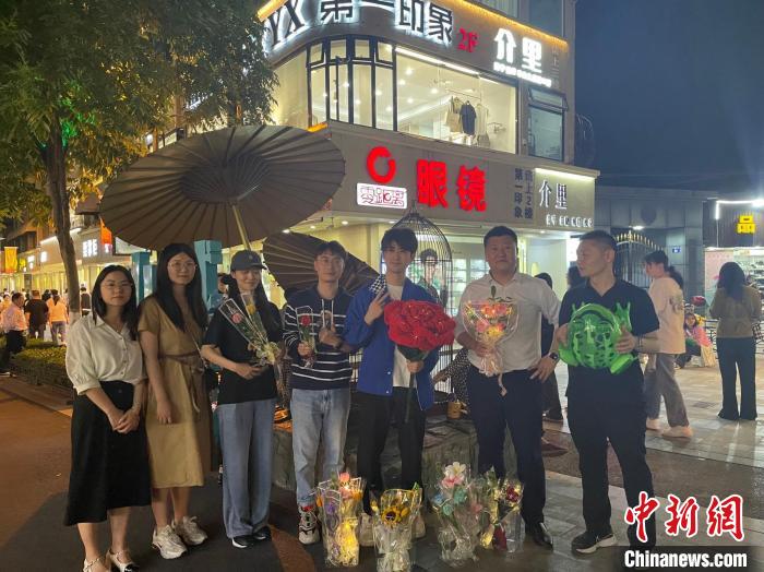 在東陽(yáng)橫店，宣講團(tuán)導(dǎo)師、成員與橫店演員(右三)合影。　 東陽(yáng)市融媒體中心 供圖