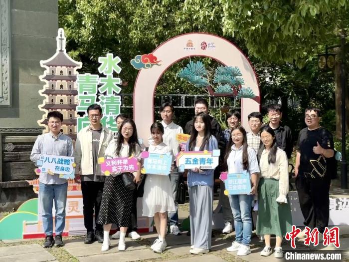宣講團(tuán)成員在永康市合影。　呂鈺寧 攝