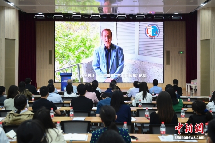 5月30日，<a target='_blank' href='/'>中新社</a>第二屆“東西問智庫”主題論壇在北京舉行，多位中外專家圍繞“AI革命與文明進化”展開討論。圖為美國加州理工學(xué)院電氣工程和計算機科學(xué)教授、人工智能專家亞瑟·阿布-穆斯塔法通過視頻在論壇上作主旨演講。<a target='_blank' href='/'>中新社</a>記者 田雨昊 攝
