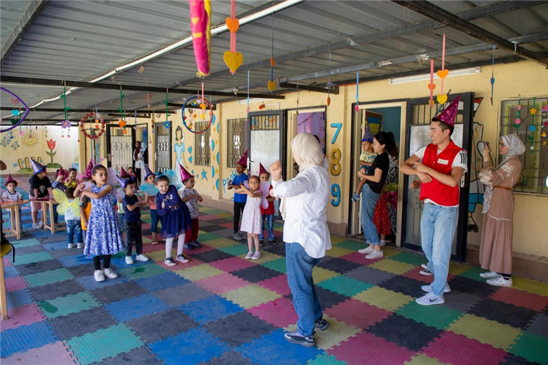 圖為中埃青年志愿者在埃及新開羅幼兒園開展“志愿服務(wù)伴成長，中埃攜手慶六一”活動。中建埃及分公司供圖