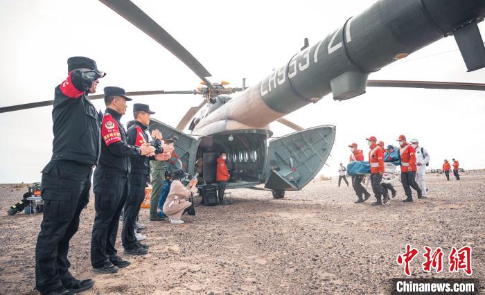 圖為阿拉善邊境管理支隊民警目送航天員登機離開?！缇?攝