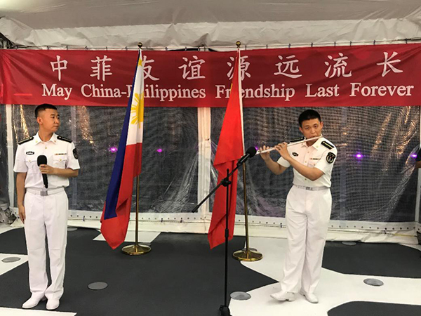 艦上官兵表演歌舞、民樂、武術(shù)等節(jié)目。中國(guó)駐菲律賓大使館供圖
