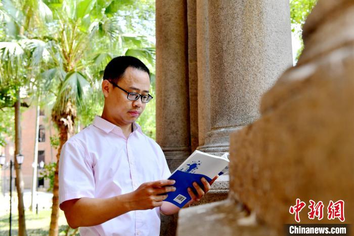 圖為福建師范大學(xué)教育學(xué)院臺(tái)灣教師陳昭志正在看書(shū)。　呂明 攝
