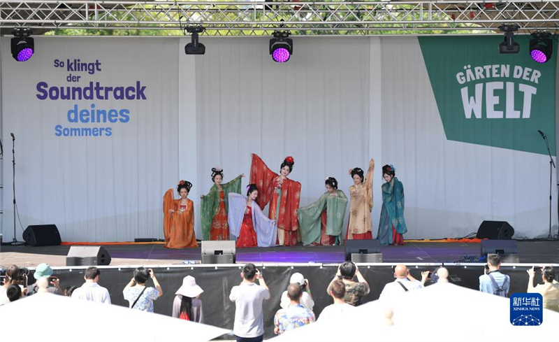 7月8日，在德國柏林世界公園，漢服愛好者進(jìn)行漢服展示。新華社記者 任鵬飛 攝