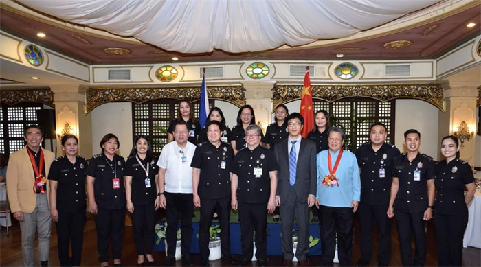 7月10日，菲律賓移民官員中文培訓(xùn)班在菲移民局總部正式開(kāi)班。中國(guó)駐菲律賓大使館供圖。