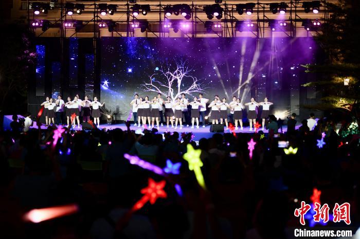 合唱表演《夜空中最亮的星》?！⊥鯑|明 攝