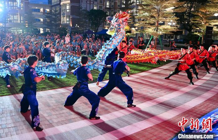 兩岸青少年同臺呈現龍獅表演?！⊥鯑|明 攝