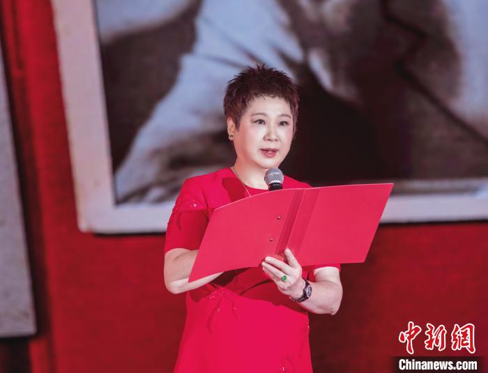 7月16日，榮智豐在2023年上海統戰文化周開幕活動中朗誦《與統戰先輩的時空對話》?！堦?攝