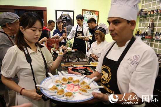 7月19日，參加美食活動的多國代表品嘗泰式傳統(tǒng)美食。人民網(wǎng)記者 張矜若攝