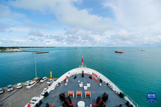 7月22日，中國海軍“和平方舟”號醫(yī)院船駛離基里巴斯首都塔拉瓦。當(dāng)?shù)貢r(shí)間22日上午10時(shí)，執(zhí)行“和諧使命-2023”任務(wù)的中國海軍“和平方舟”號醫(yī)院船圓滿結(jié)束對基里巴斯的首次訪問，駛離基里巴斯首都塔拉瓦，前往本次任務(wù)的第二站湯加努庫阿洛法港。新華社發(fā)（黎宇 攝）
