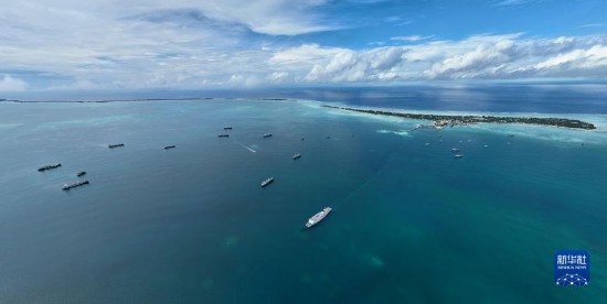 7月22日，中國海軍“和平方舟”號醫(yī)院船結(jié)束基里巴斯訪問，駛離塔拉瓦港。新華社發(fā)（桂江波 攝）