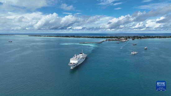 7月22日，中國海軍“和平方舟”號醫(yī)院船結(jié)束基里巴斯訪問，駛離塔拉瓦港。新華社發(fā)（桂江波 攝）