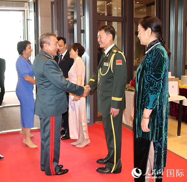 國防武官胡德君大校迎接賓客。人民網記者李強攝