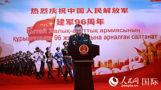 哈國防部副部長卡馬列特季諾夫中將發表致辭。人民網記者 李強攝