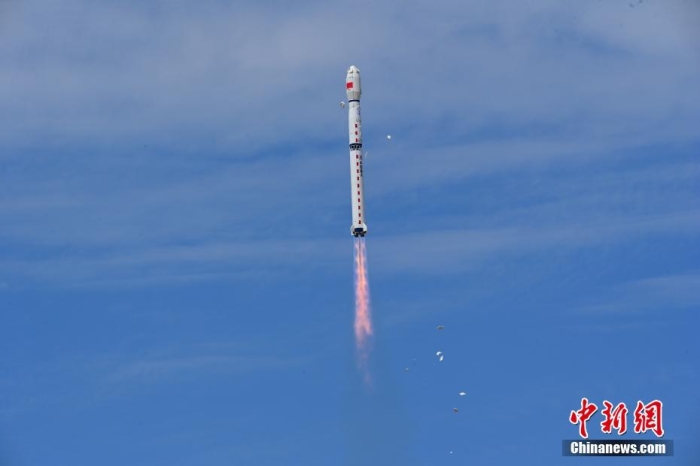 8月3日11時47分，中國在酒泉衛(wèi)星發(fā)射中心用長征四號丙遙四十四運載火箭，成功發(fā)射風云三號06星，衛(wèi)星順利進入預定軌道，任務取得圓滿成功。該衛(wèi)星將接替在軌超期服役的風云三號C星，探測數據主要用于天氣預報、大氣化學和氣候變化監(jiān)測業(yè)務及研究。汪江波 攝