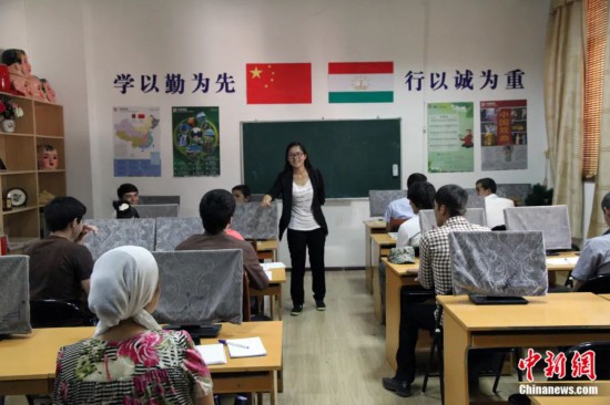 2014年，塔吉克斯坦國(guó)立民族大學(xué)的孔子學(xué)院內(nèi)，教師正在為塔吉克斯坦學(xué)生授課。田冰 攝