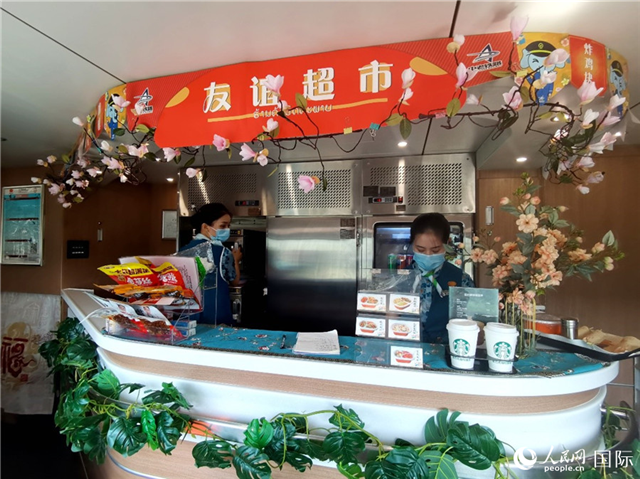 中老鐵路國際旅客列車?yán)锏摹坝颜x超市”。人民網(wǎng) 杜明明攝