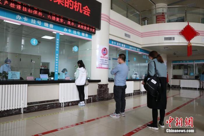 資料圖：市民在醫院門診大廳間隔排隊掛號。<a target='_blank' href='/'><p  align=