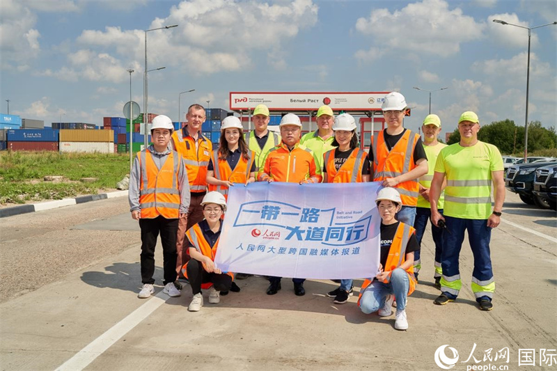 人民網記者在莫斯科別雷拉斯特物流中心采訪。