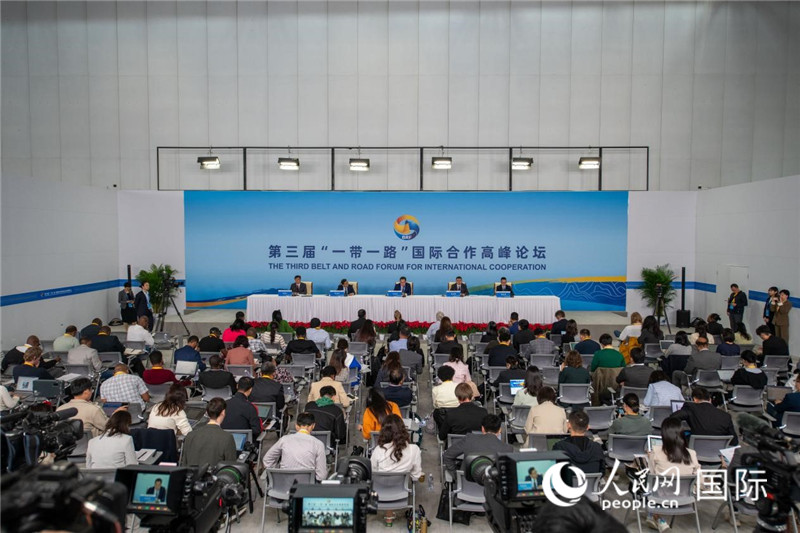 10月16日，第三屆“一帶一路”國際合作高峰論壇新聞中心在北京國家會(huì)議中心舉行首場(chǎng)吹風(fēng)會(huì)，邀請(qǐng)自然資源部國際合作司和相關(guān)單位負(fù)責(zé)人介紹有關(guān)情況，并回答記者提問。人民網(wǎng)記者 翁奇羽攝