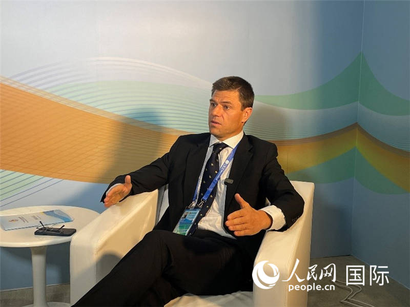 葡中工商會秘書長伯納德?門迪亞接受采訪。 人民網記者 張榮攝