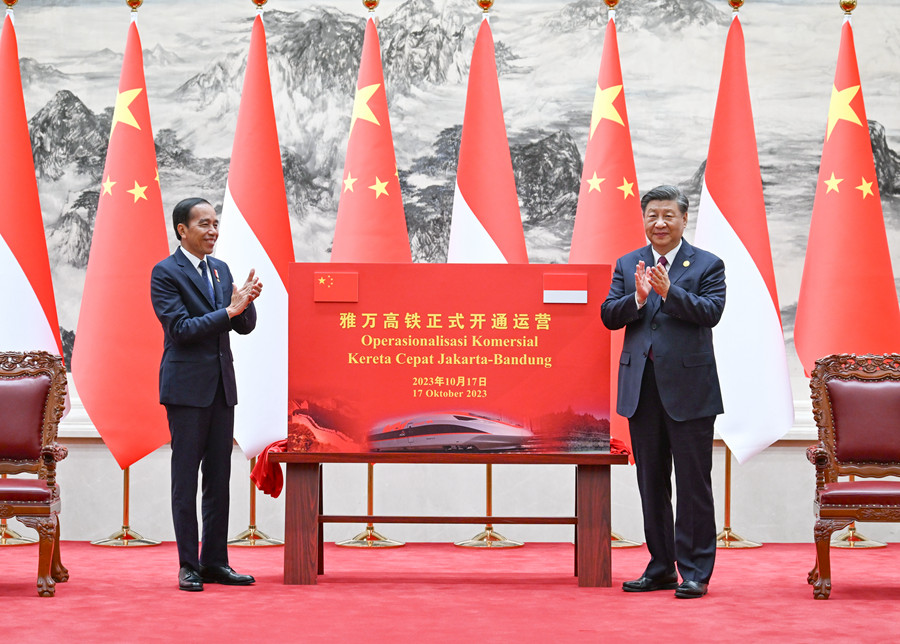 10月17日下午，國家主席習近平在北京人民大會堂同來華出席第三屆“一帶一路”國際合作高峰論壇并進行國事訪問的印度尼西亞總統佐科舉行會談。會談后，兩國元首共同為雅萬高鐵正式開通運營揭幕。