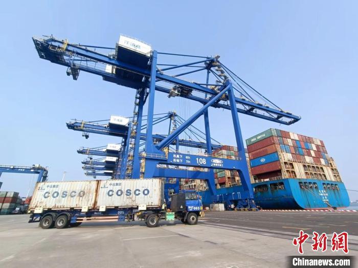 圖為海南洋浦國際集裝箱碼頭，卡車將集裝箱從后方堆場運往碼頭裝卸區?！堅潞?攝