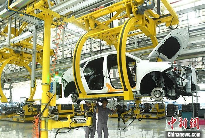 資料圖：汽車(chē)生產(chǎn)車(chē)間內(nèi)的工作人員正在組裝車(chē)輛。 <a target='_blank' href='/'><p  align=