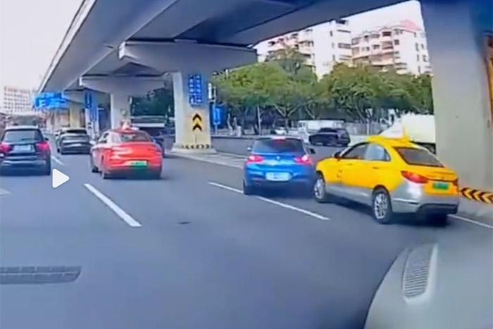 視頻截圖顯示，發生碰撞的剎那，出租車后方似乎確有車燈點亮。