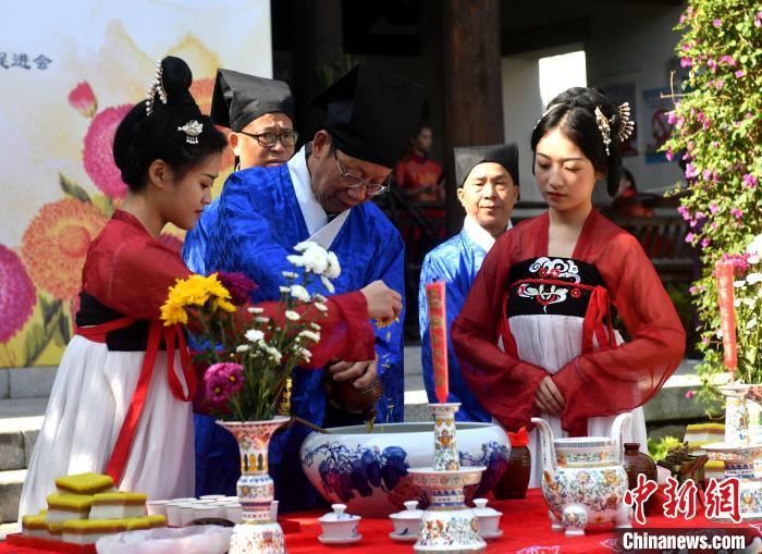 資料圖：圖為傳統重陽祭酒儀式。　呂明 攝