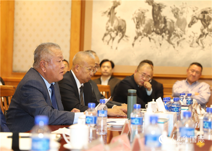 2.2023年10月30日，張義波（左一）會長匯報商會工作情況。人民網(wǎng)記者 霍文攝