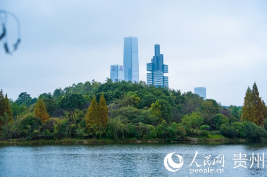 城市地標與綠水青山相得益彰。人民網 陽茜攝