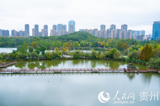 秋日時節，觀山湖公園景色美不勝收。人民網 陽茜攝