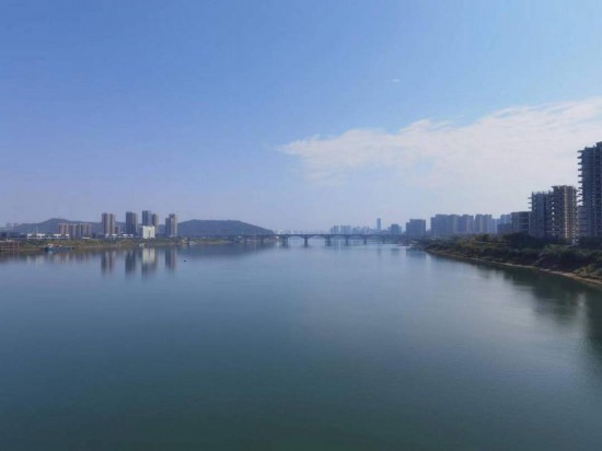 　　10月24日，在清水塘大橋景觀通道上拍攝的湘江景色。本報(bào)記者 常雯宜攝
