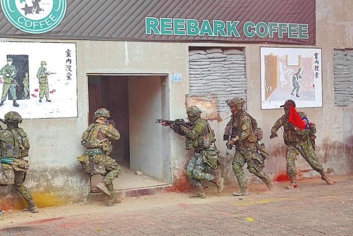 圖為2022年臺陸軍步訓部學員模擬城鎮戰。圖片來源：臺灣《中國時報》。