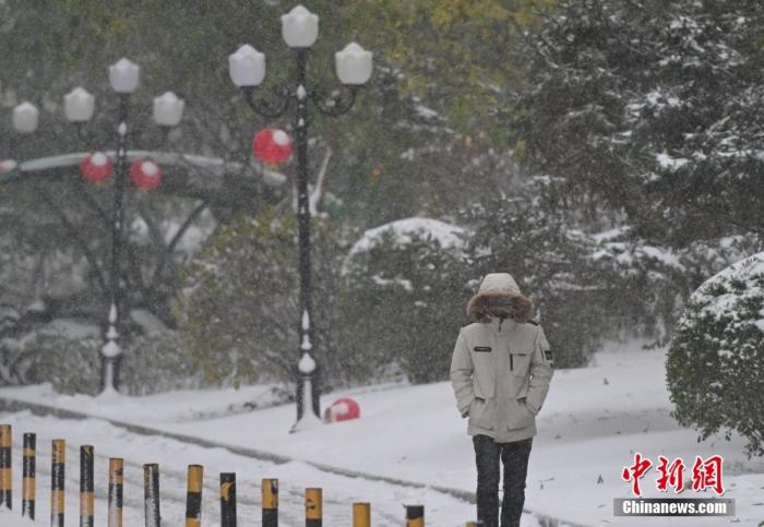 圖為市民在雪中出行。 <a target='_blank' href='/' ><p  align=