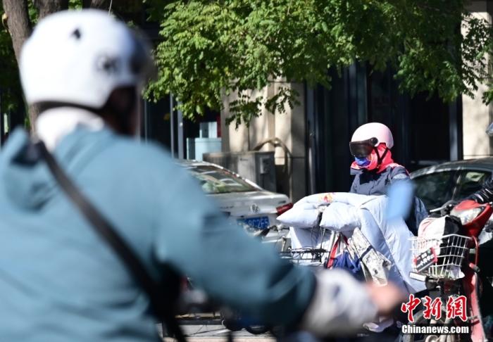 石家莊街頭，市民紛紛穿上厚厚的外套“捂”裝前行。 <a target='_blank' href='/'><p  align=
